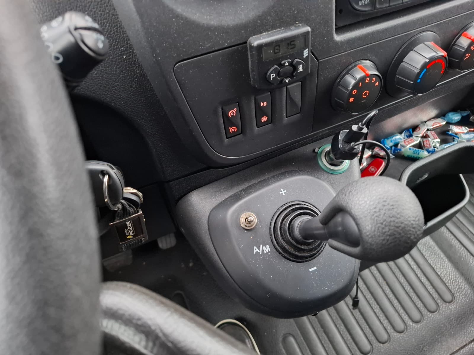 Hublift am Heck des Renault Master für Rollstuhlfahrer