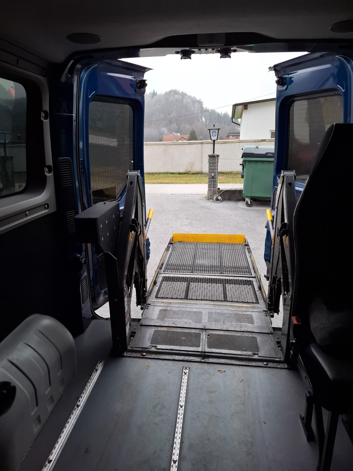 Innenraum Renault Master mit 6-Wege-Sitz für Rollstuhl-Selbstfahrer